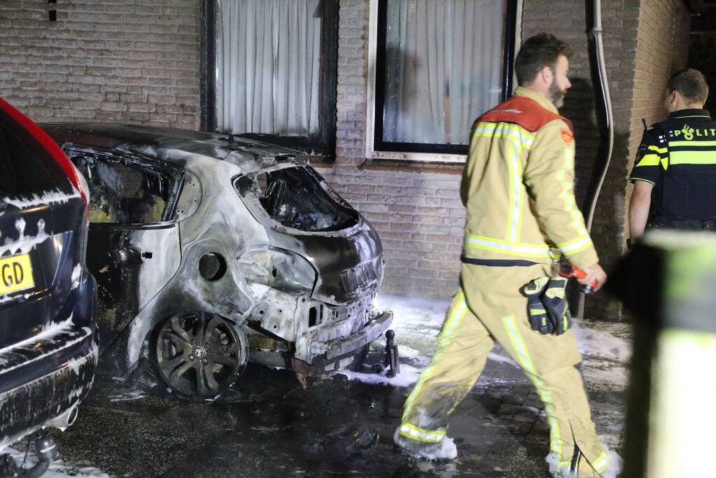 Personenauto volledig uitgebrand