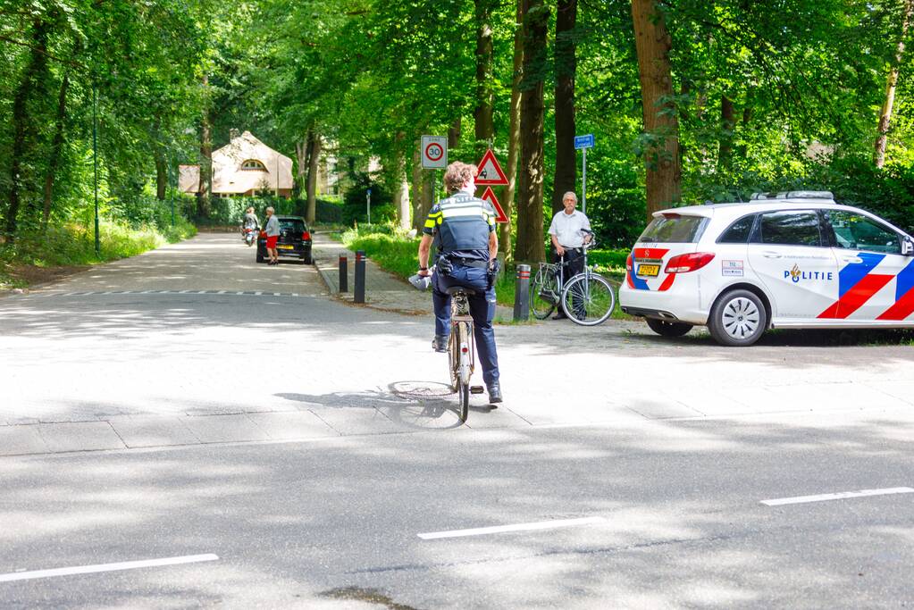Vrouw slaat met fiets over de kop en raakt zwaargewond