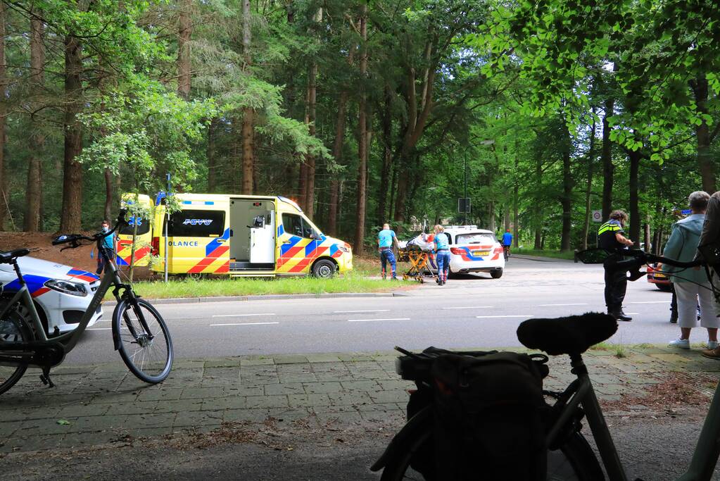 Vrouw slaat met fiets over de kop en raakt zwaargewond