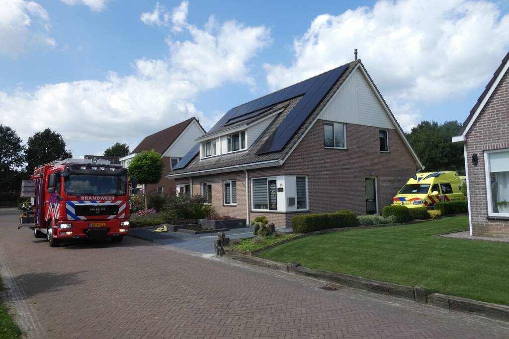 Man valt van ladder in schuur