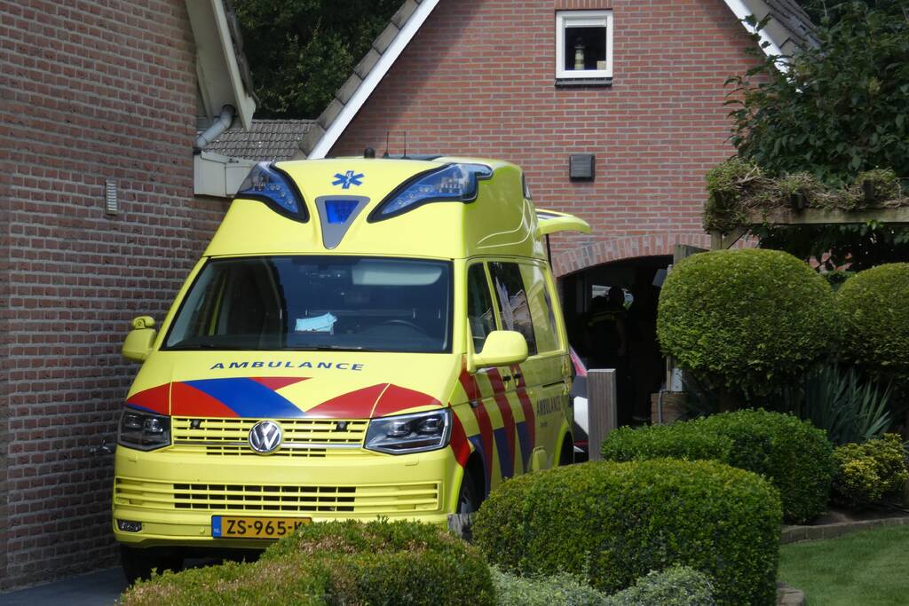 Man valt van ladder in schuur