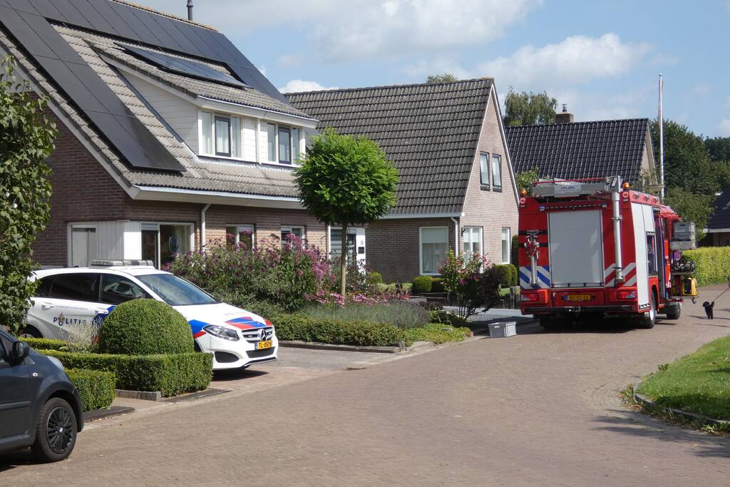Man valt van ladder in schuur