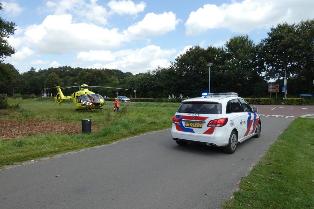 Man valt van ladder in schuur