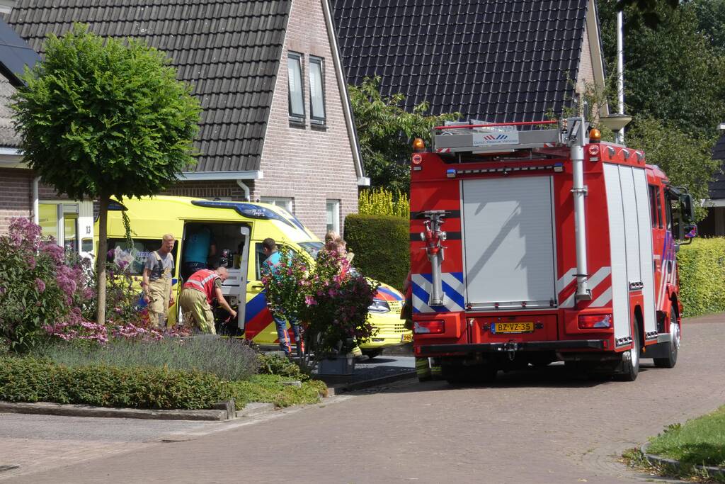 Man valt van ladder in schuur