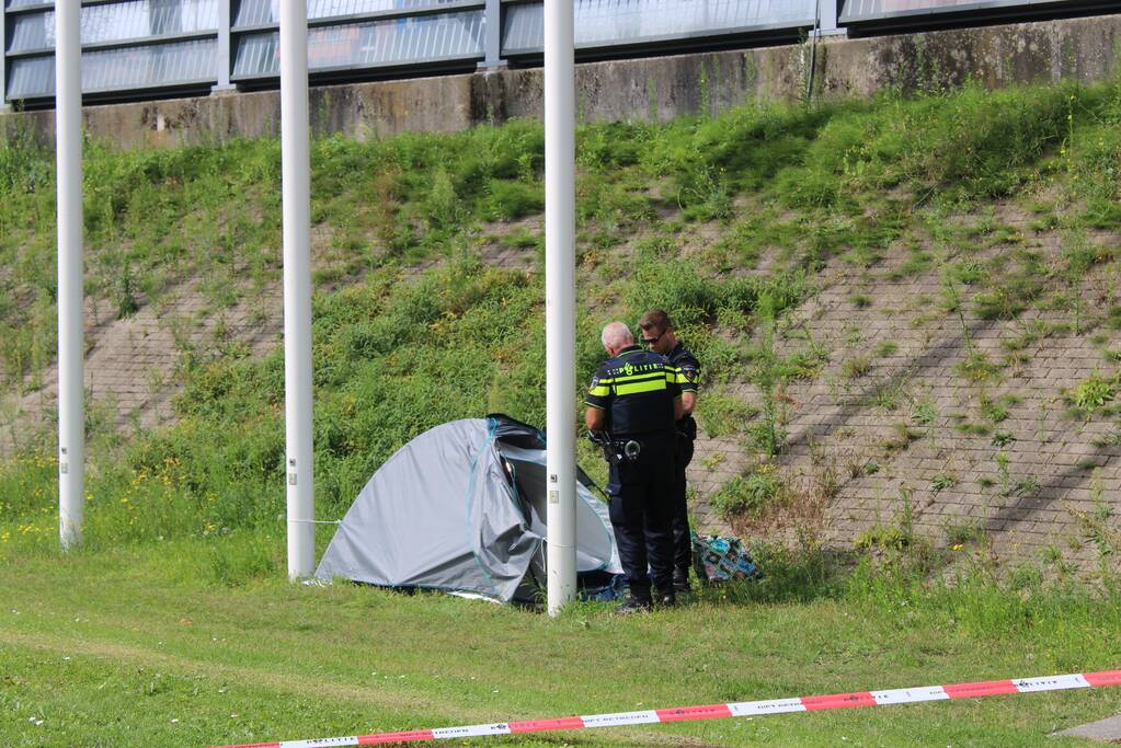 Kampeertent met spullen aangetroffen langs spoor