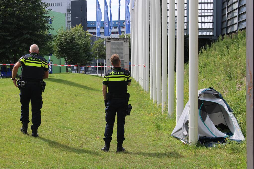 Kampeertent met spullen aangetroffen langs spoor