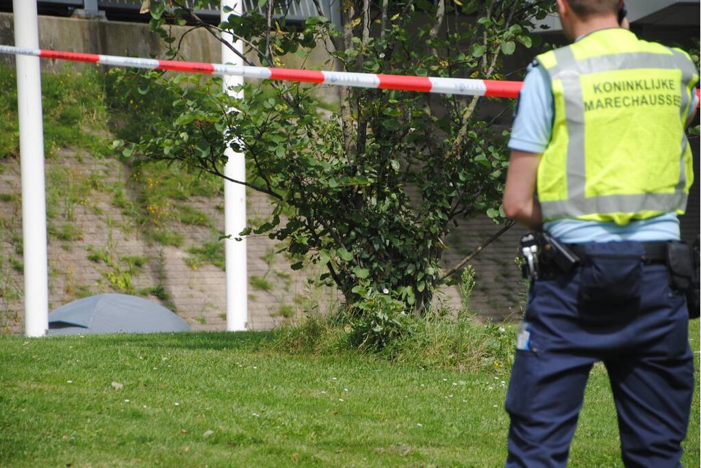 Kampeertent met spullen aangetroffen langs spoor