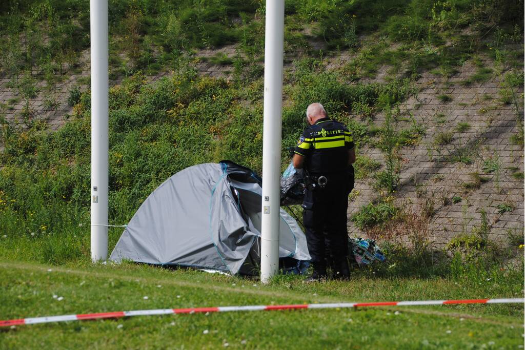 Kampeertent met spullen aangetroffen langs spoor