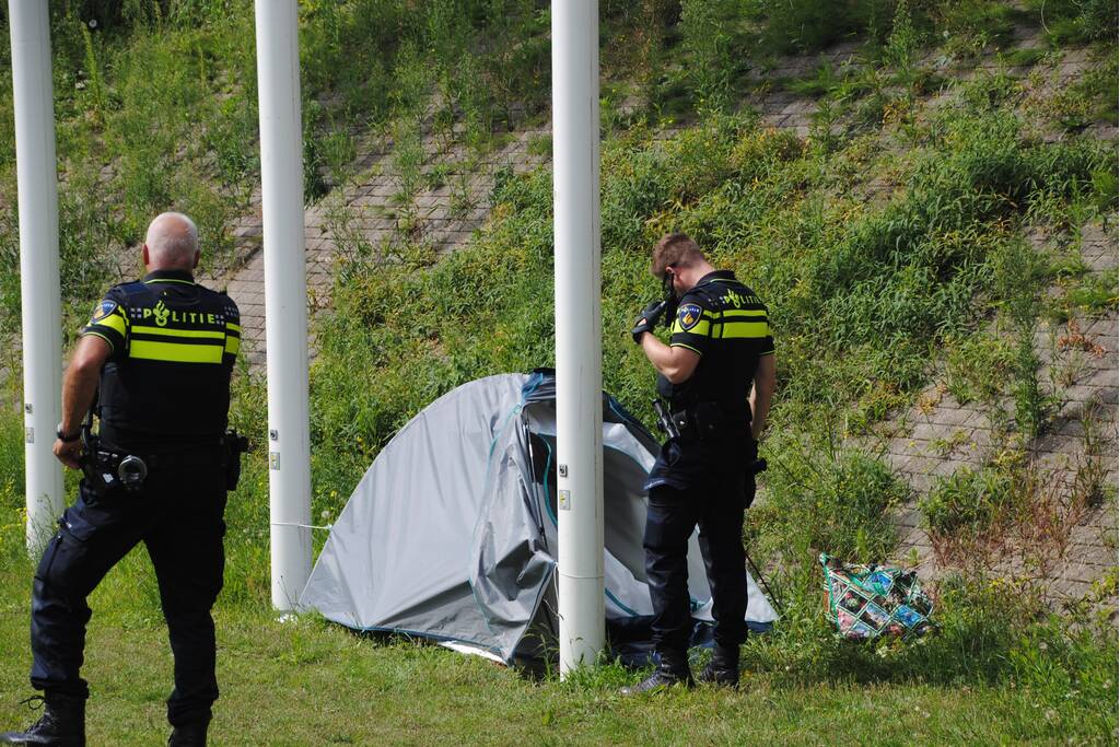 Kampeertent met spullen aangetroffen langs spoor