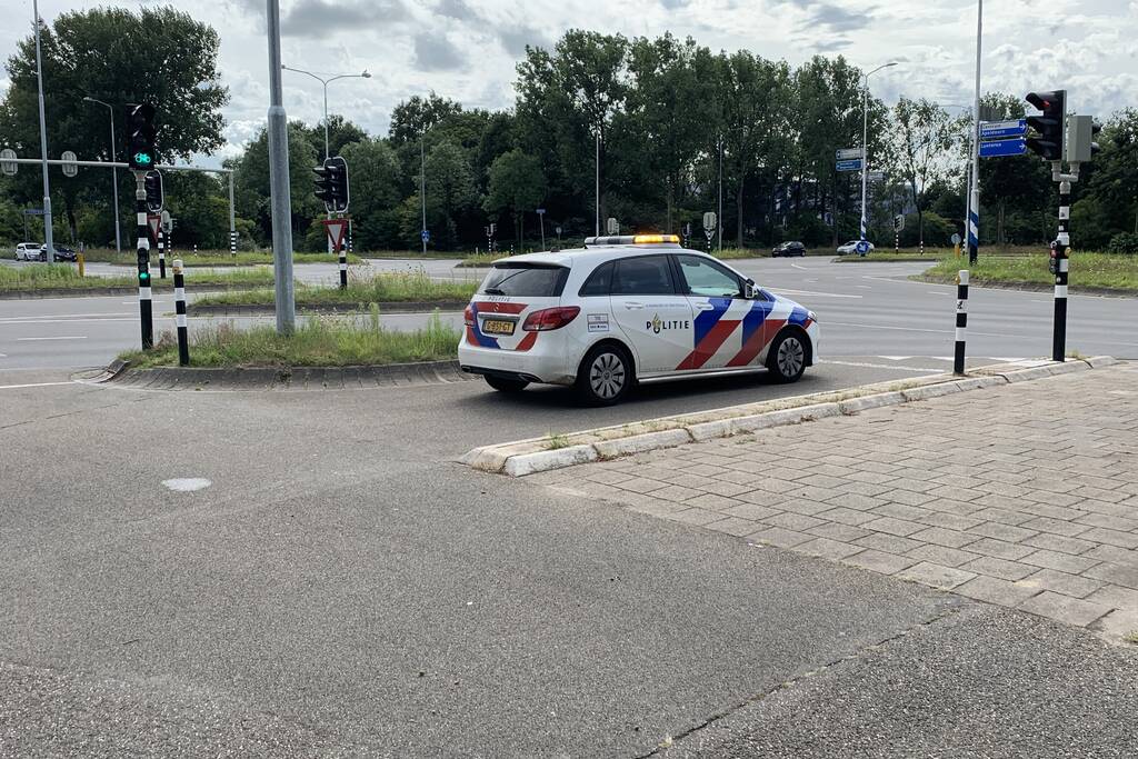 Vrouw gaat onderuit met scootmobiel