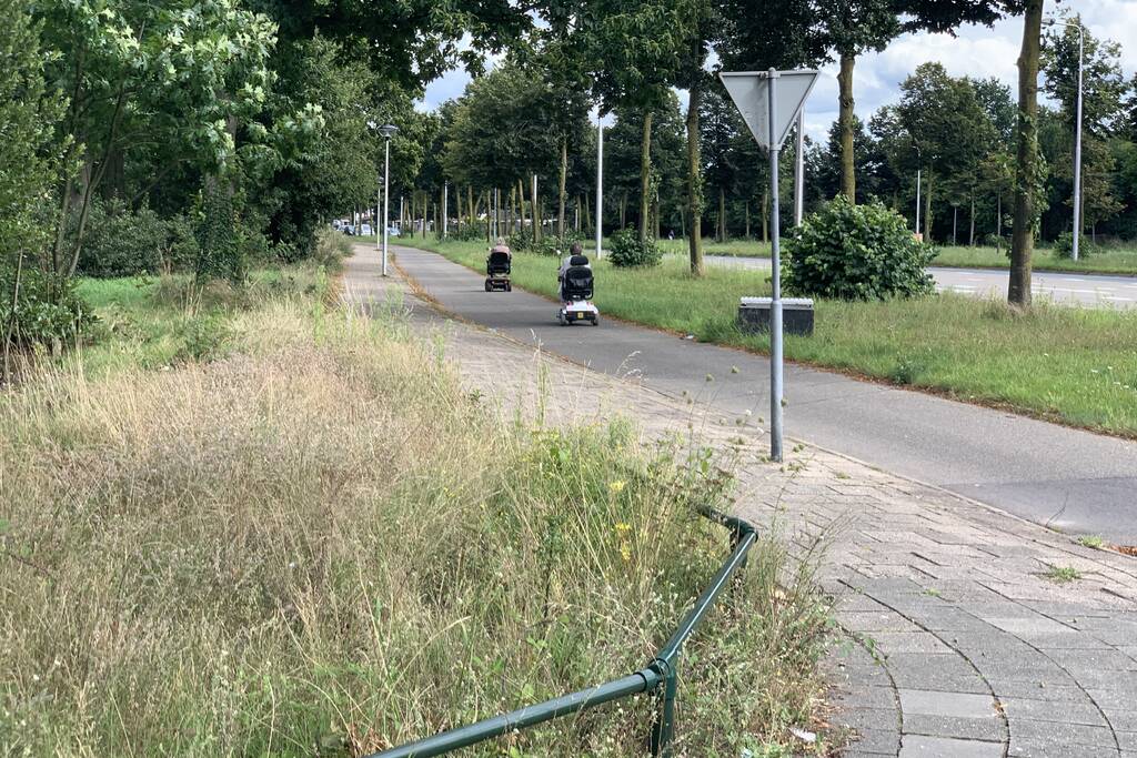 Vrouw gaat onderuit met scootmobiel