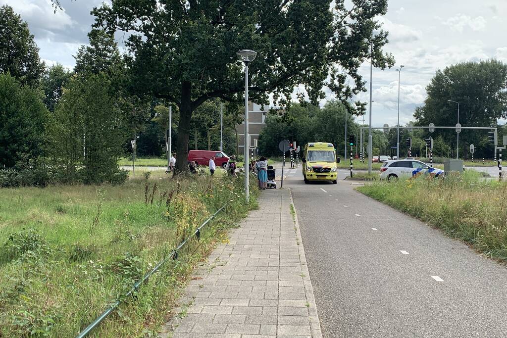 Vrouw gaat onderuit met scootmobiel