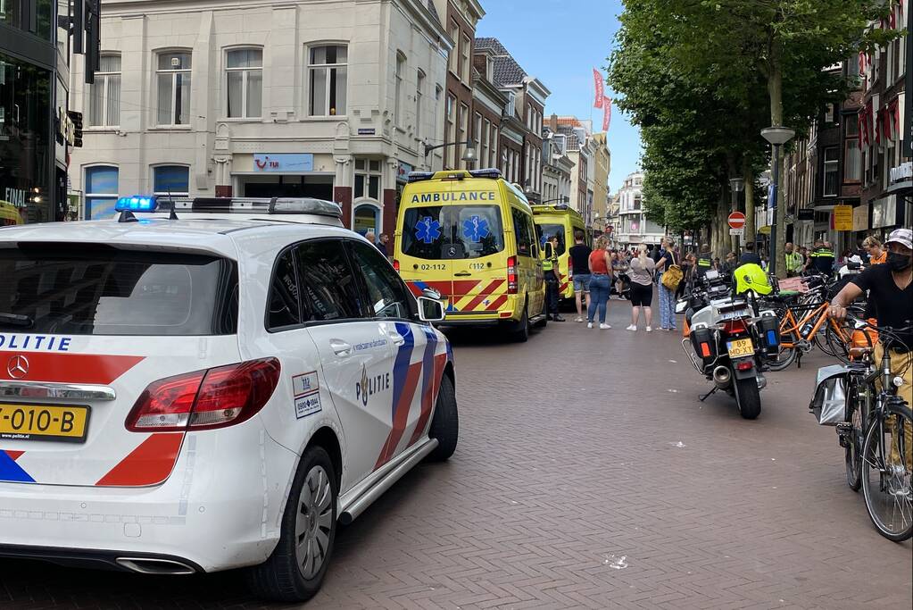 Maaltijdbezorger op fiets botst op scooterrijder
