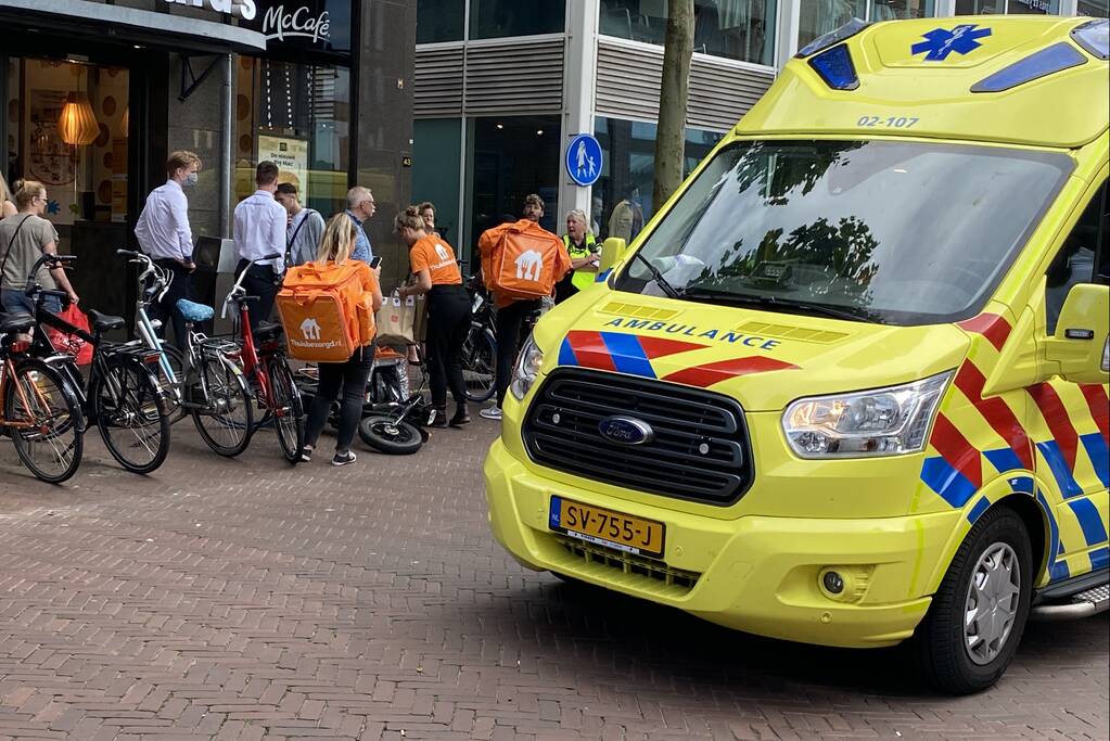Maaltijdbezorger op fiets botst op scooterrijder