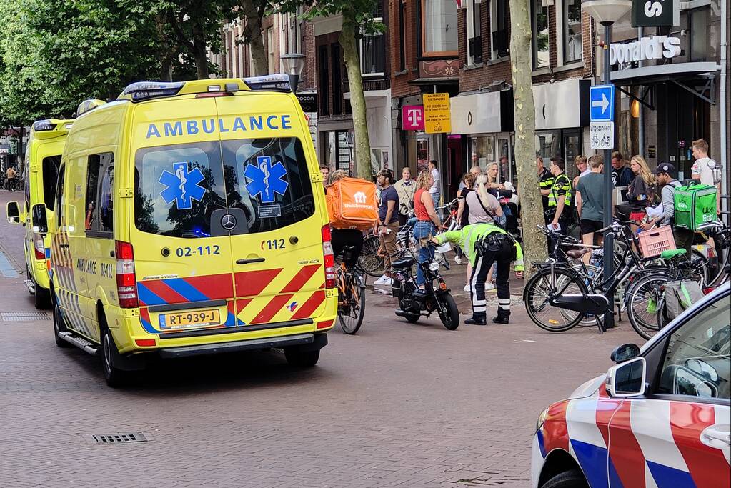 Maaltijdbezorger op fiets botst op scooterrijder