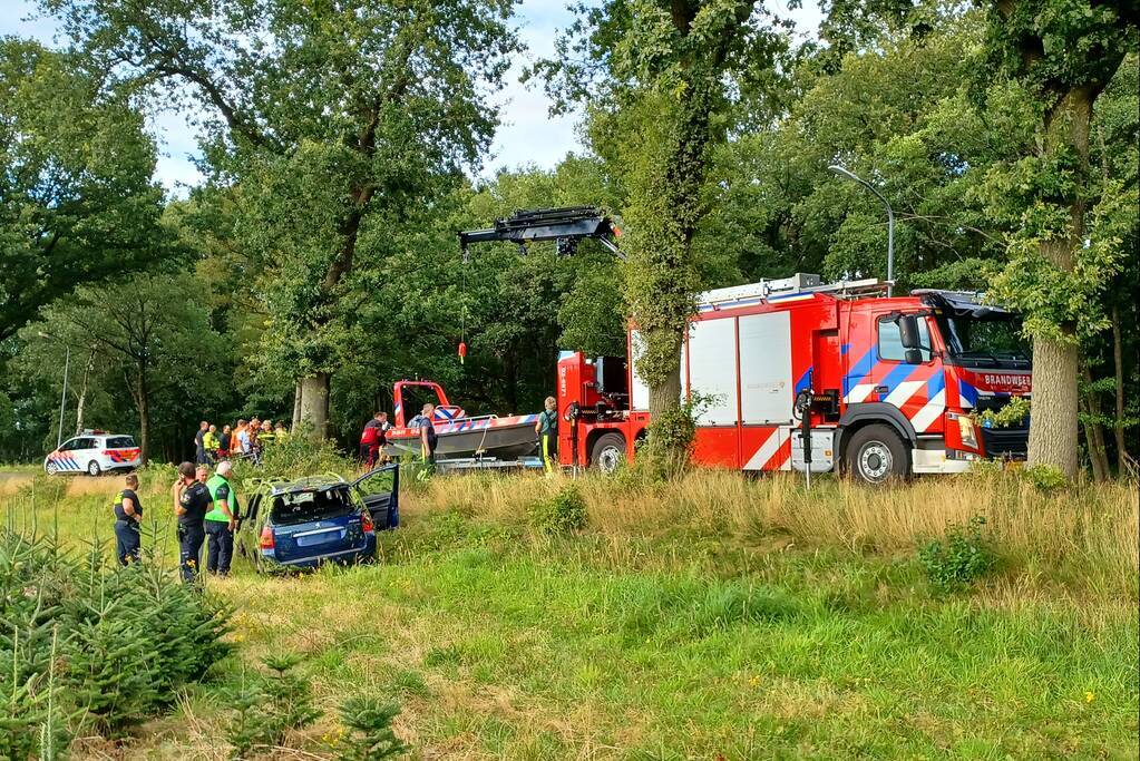 Auto te water en inzittende spoorloos