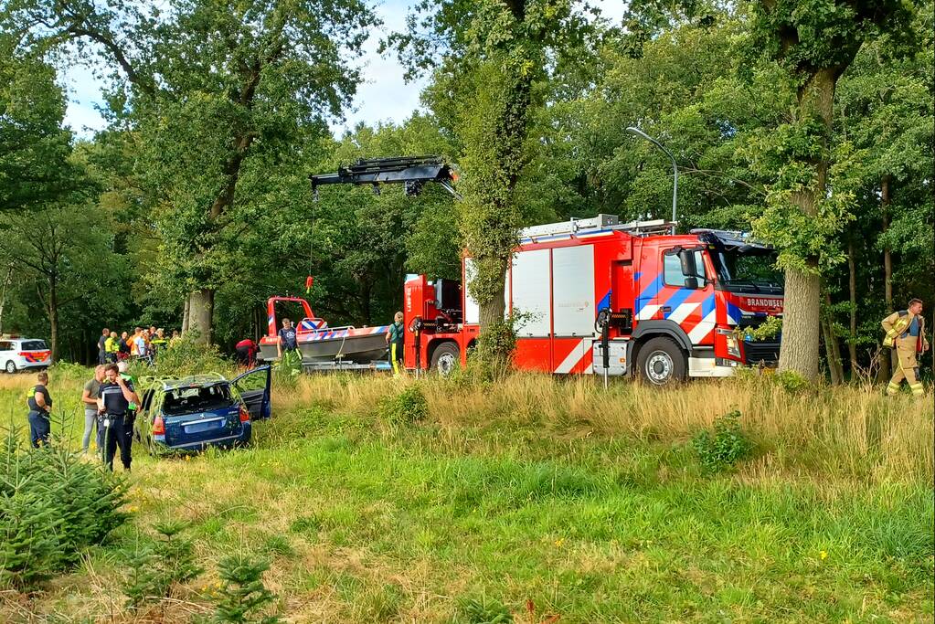 Auto te water en inzittende spoorloos