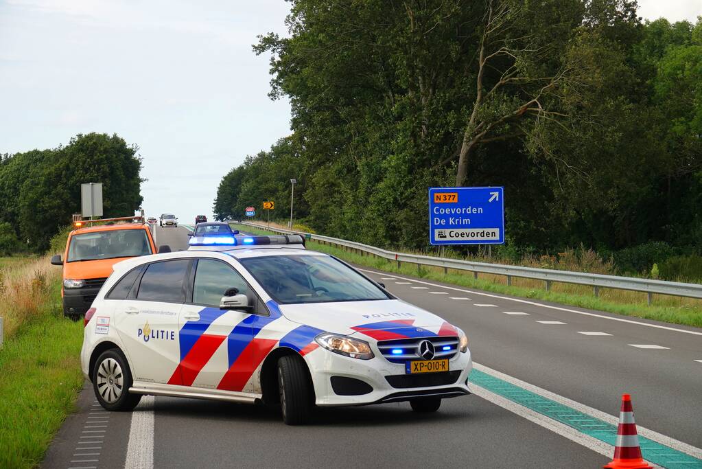 Auto met caravan belandt op zijn kant
