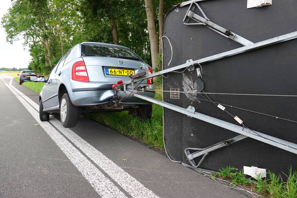 Auto met caravan belandt op zijn kant
