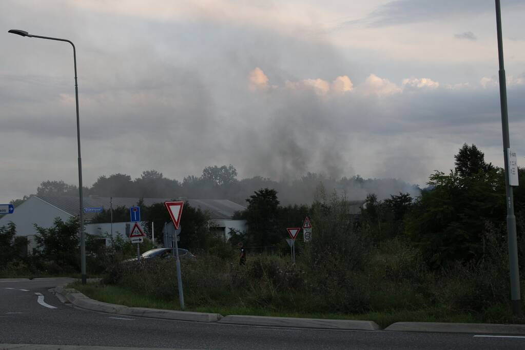 Veel rookontwikkeling door grote brand in gebouw
