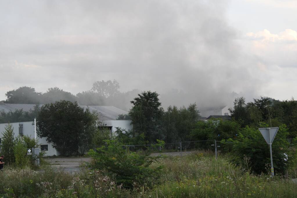 Veel rookontwikkeling door grote brand in gebouw