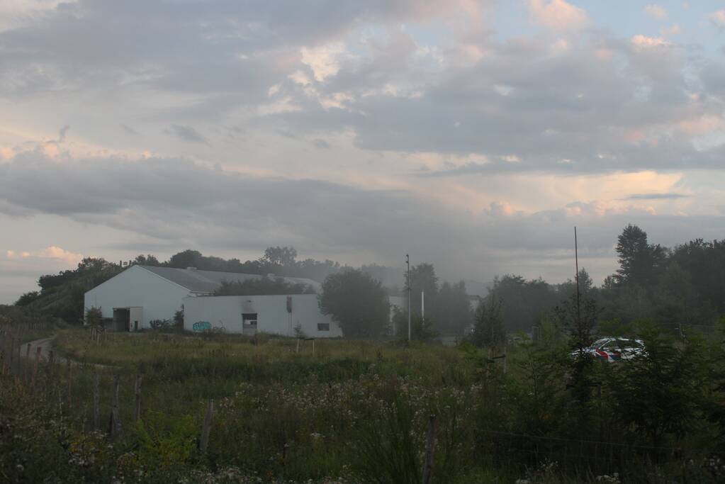 Veel rookontwikkeling door grote brand in gebouw