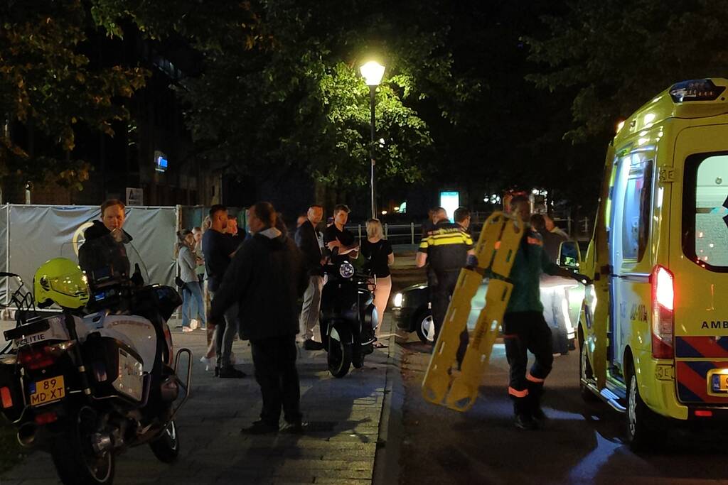 Scooter botst in zijkant van personenauto