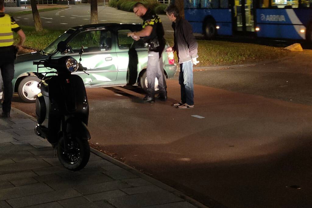 Scooter botst in zijkant van personenauto