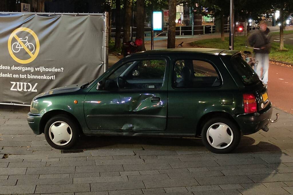 Scooter botst in zijkant van personenauto