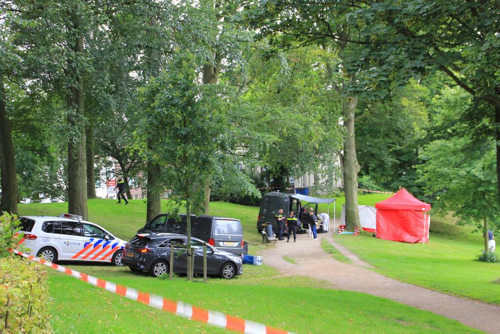 Overleden persoon aangetroffen in park
