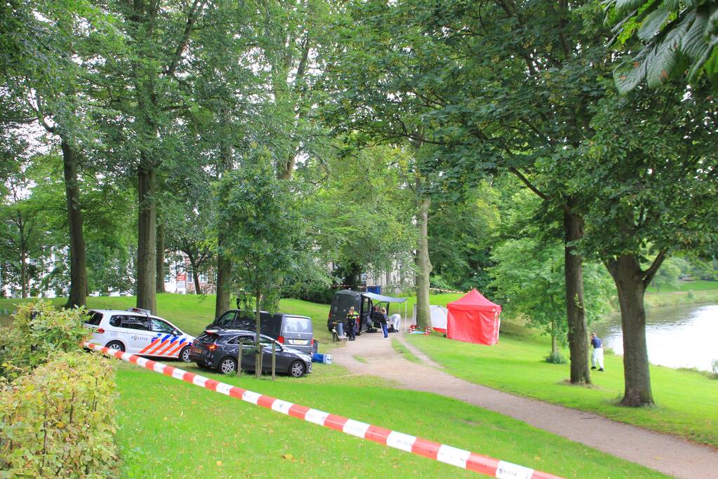 Overleden persoon aangetroffen in park
