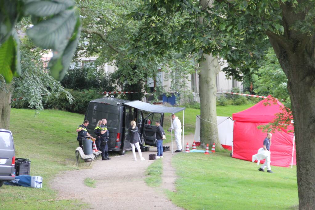 Overleden persoon aangetroffen in park