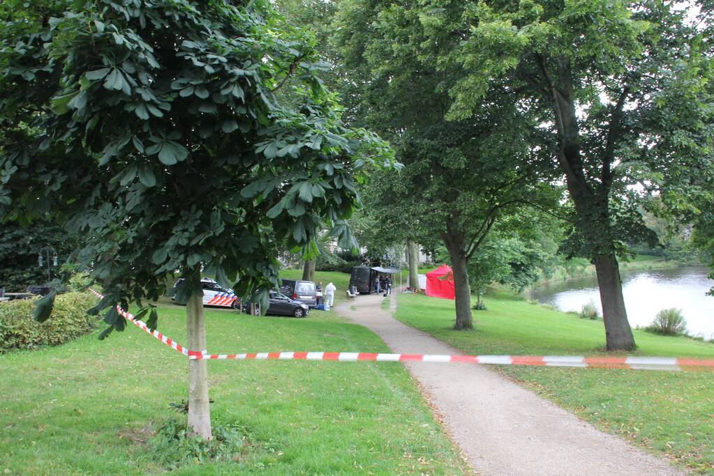Overleden persoon aangetroffen in park
