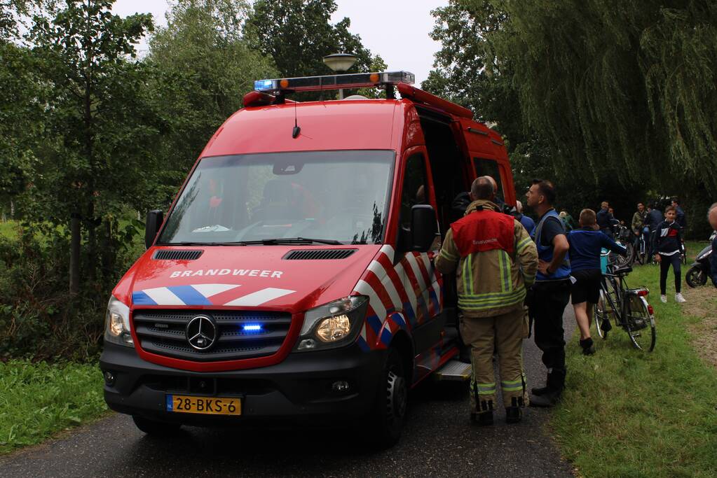 Duikers zoeken in water na vondst kleding langs waterkant