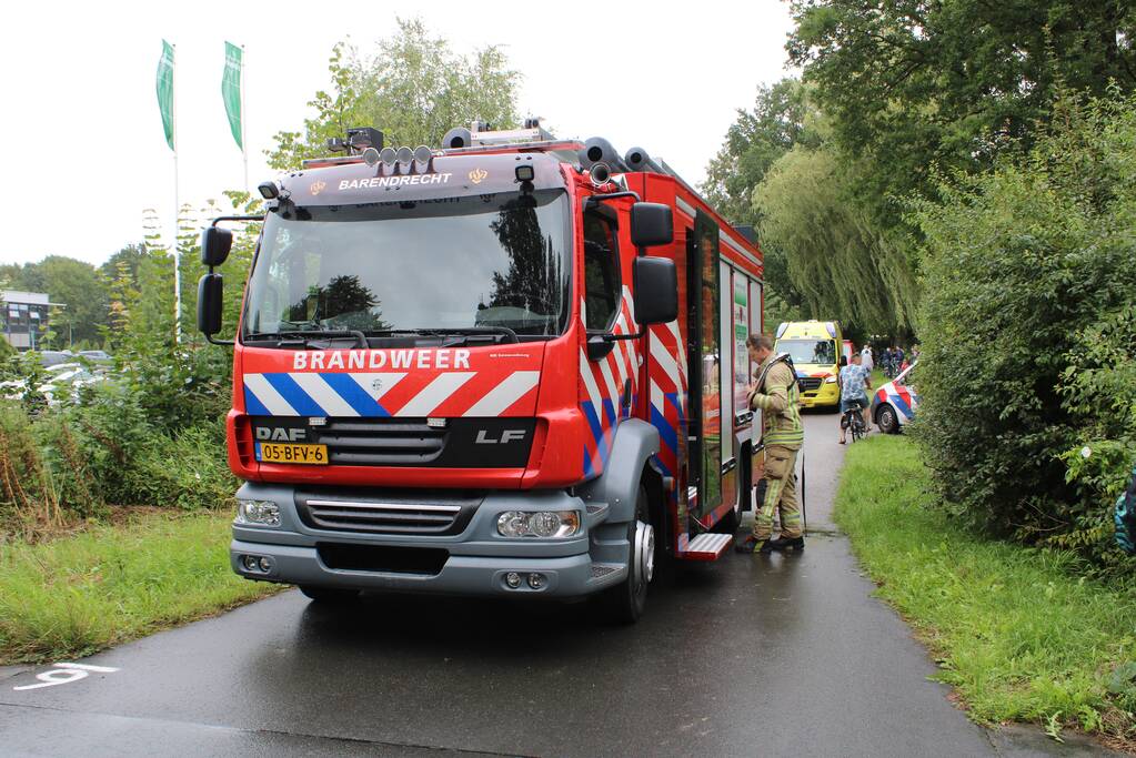 Duikers zoeken in water na vondst kleding langs waterkant