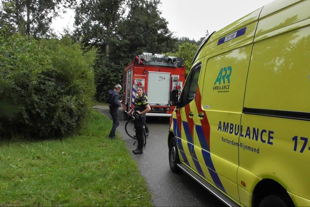 Duikers zoeken in water na vondst kleding langs waterkant