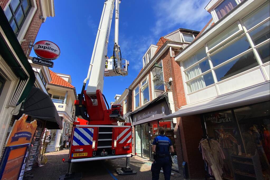 Raamkozijn bovenwoning valt naar beneden