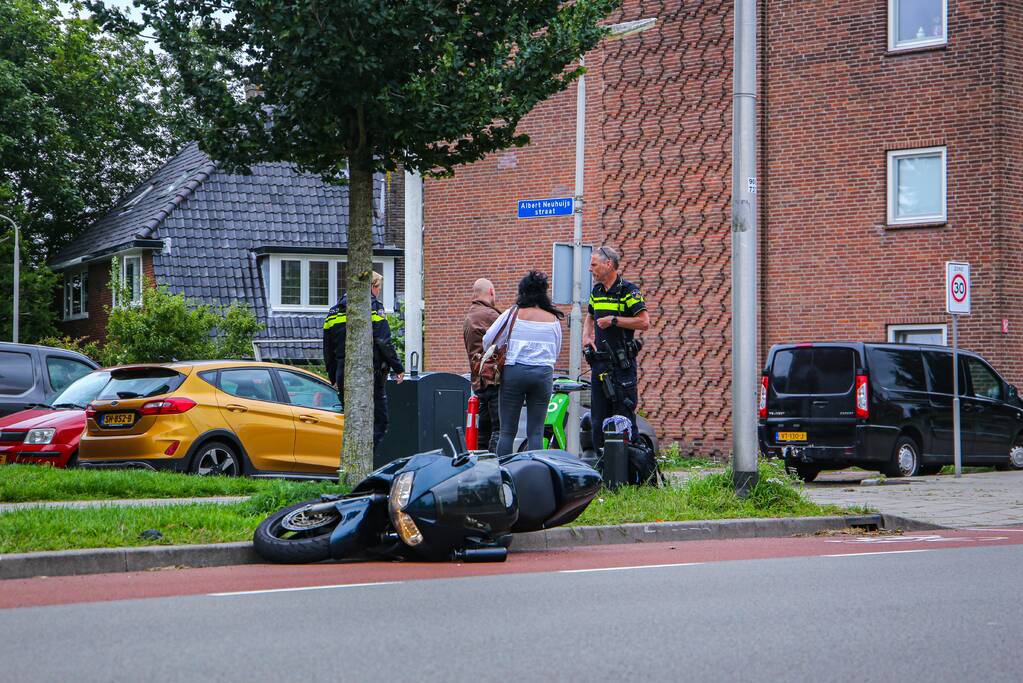 Motorrijder botst op lantaarnpaal bij uitwijkmanoeuvre
