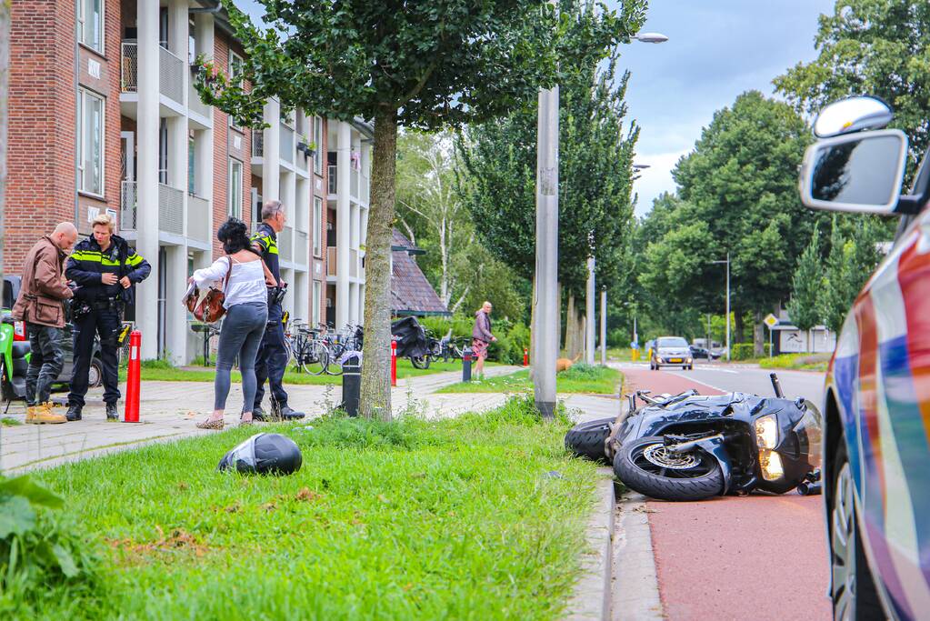 Motorrijder botst op lantaarnpaal bij uitwijkmanoeuvre