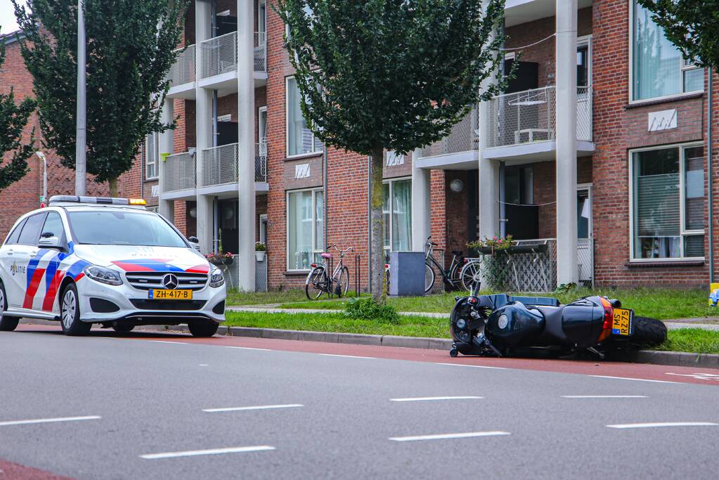 Motorrijder botst op lantaarnpaal bij uitwijkmanoeuvre