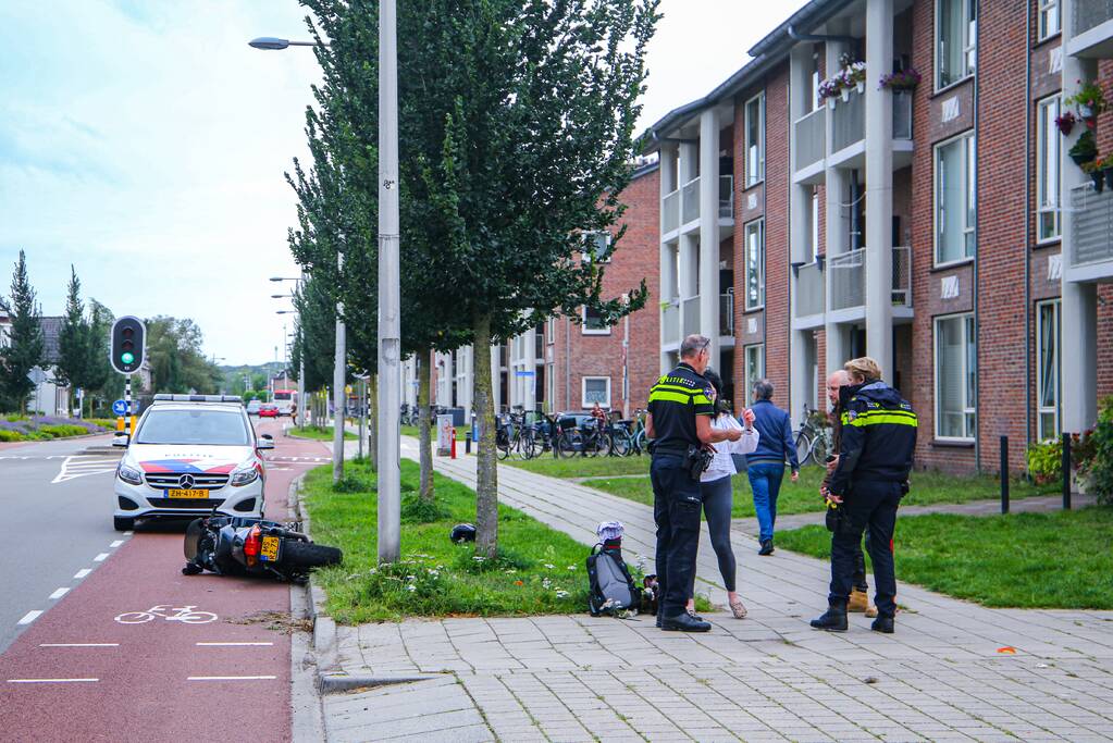 Motorrijder botst op lantaarnpaal bij uitwijkmanoeuvre