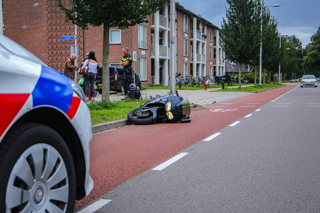 Motorrijder botst op lantaarnpaal bij uitwijkmanoeuvre