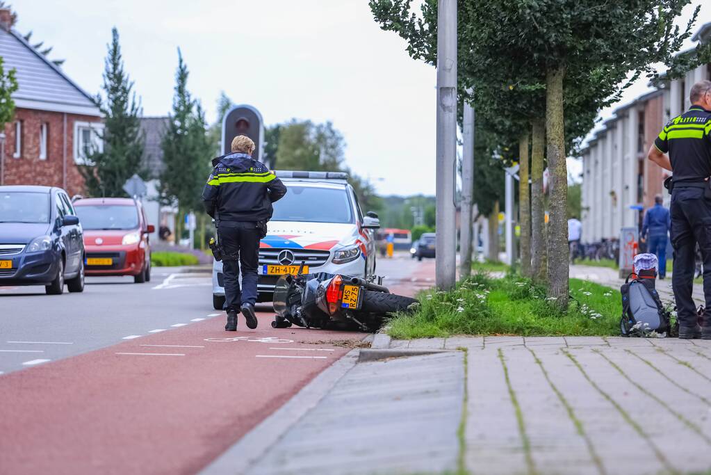 Motorrijder botst op lantaarnpaal bij uitwijkmanoeuvre