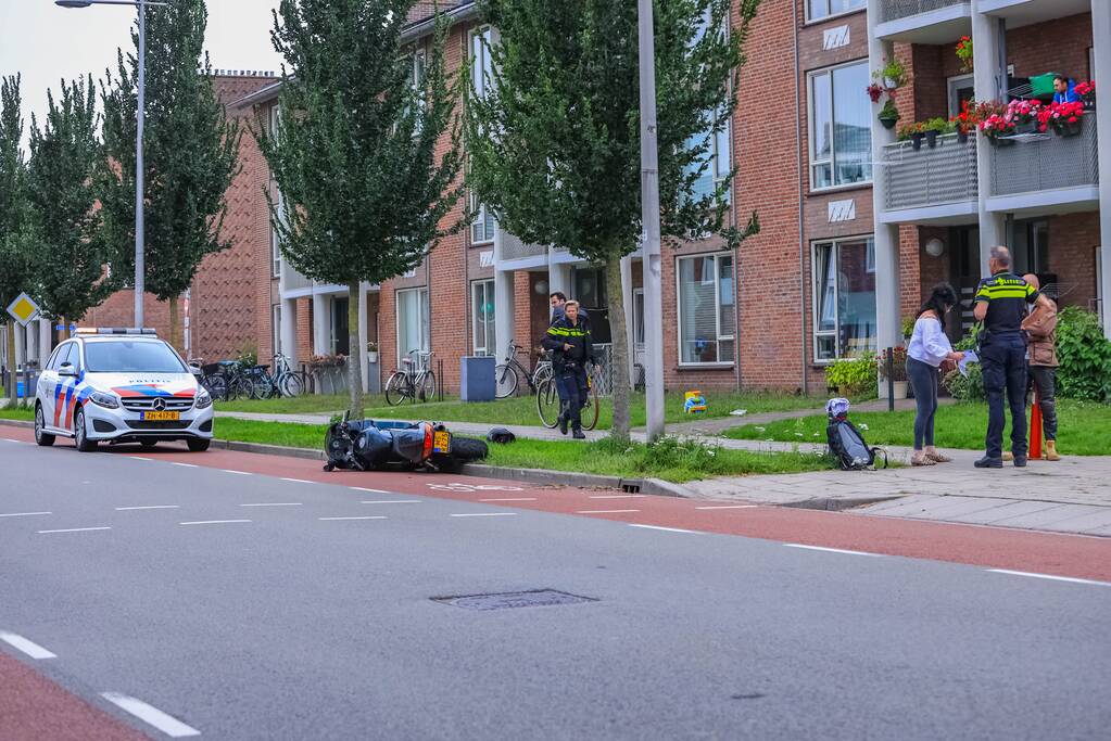 Motorrijder botst op lantaarnpaal bij uitwijkmanoeuvre