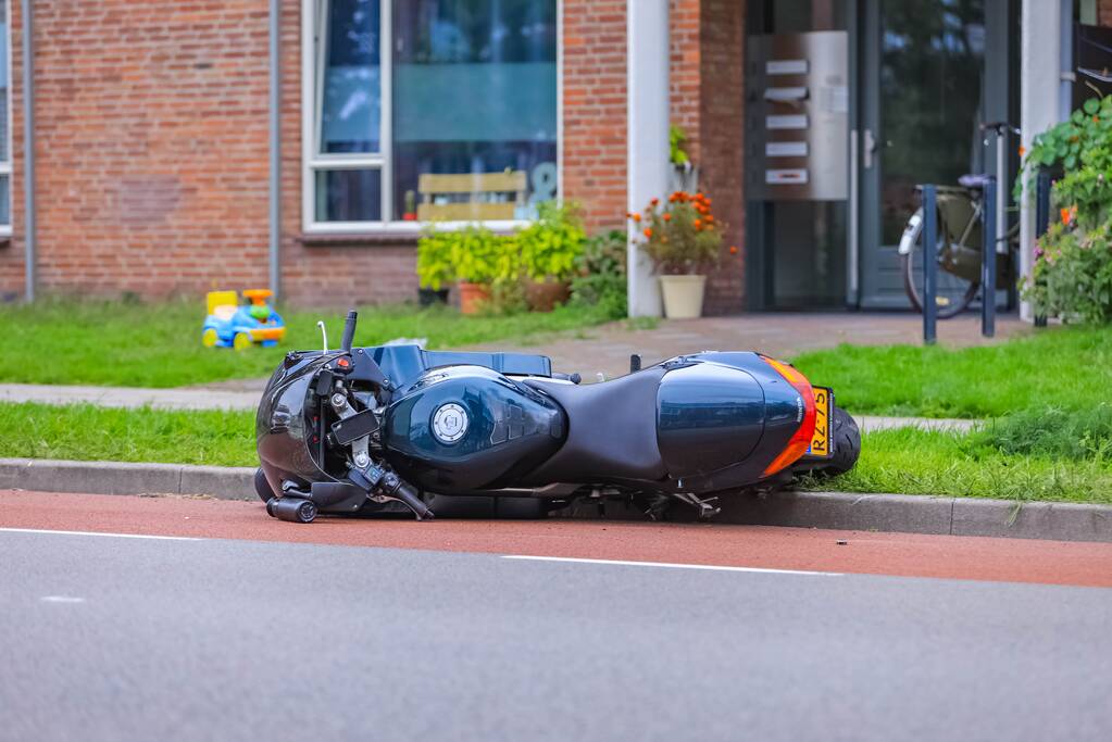 Motorrijder botst op lantaarnpaal bij uitwijkmanoeuvre