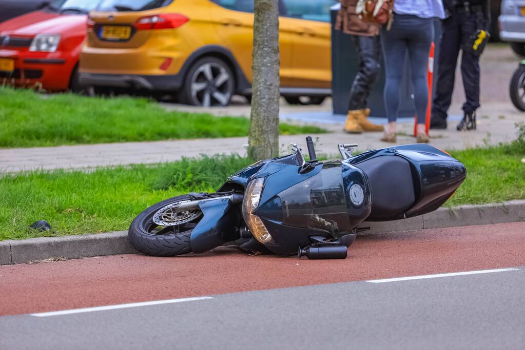 Motorrijder botst op lantaarnpaal bij uitwijkmanoeuvre