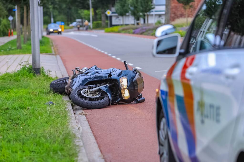 Motorrijder botst op lantaarnpaal bij uitwijkmanoeuvre