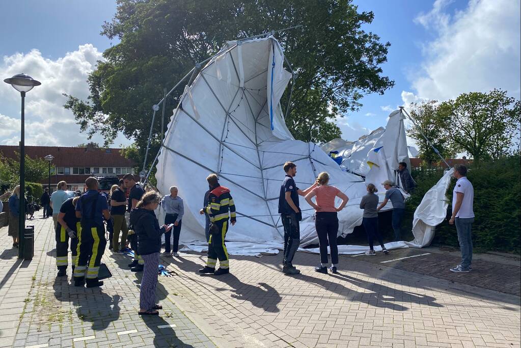 Grote tent waait de weg op