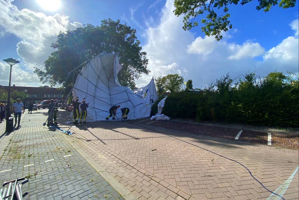 Grote tent waait de weg op