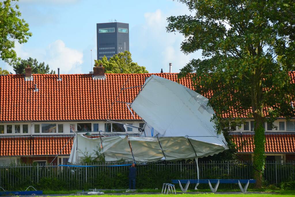 Grote tent waait de weg op